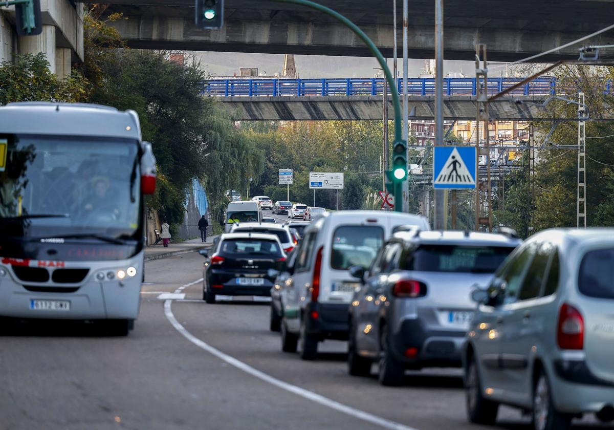 Colas en el acceso a Torrelavega por la travesía de Barreda, una imagen que se repite con frecuencia.