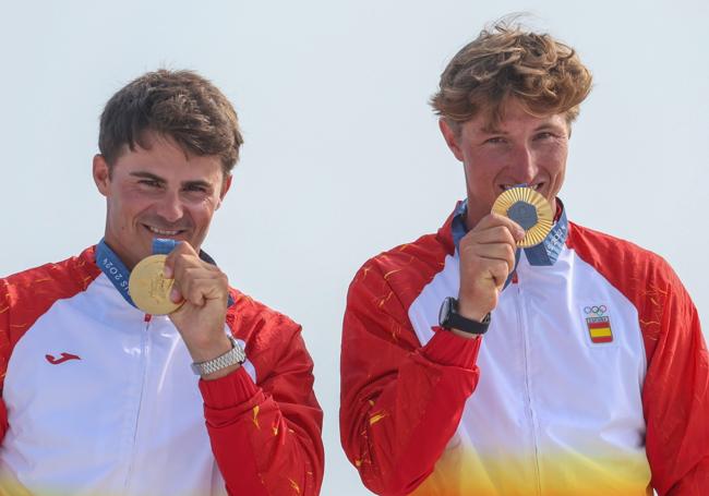 Diego Botín y Florian Trittel, con sus medallas de oro en la clase 49er en los Juegos de París.