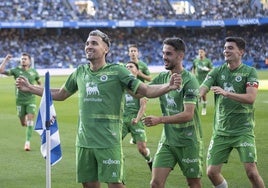 Arana, Andrés Martín, Aldasoro y el resto del equipo celebran el segundo gol del Racing.