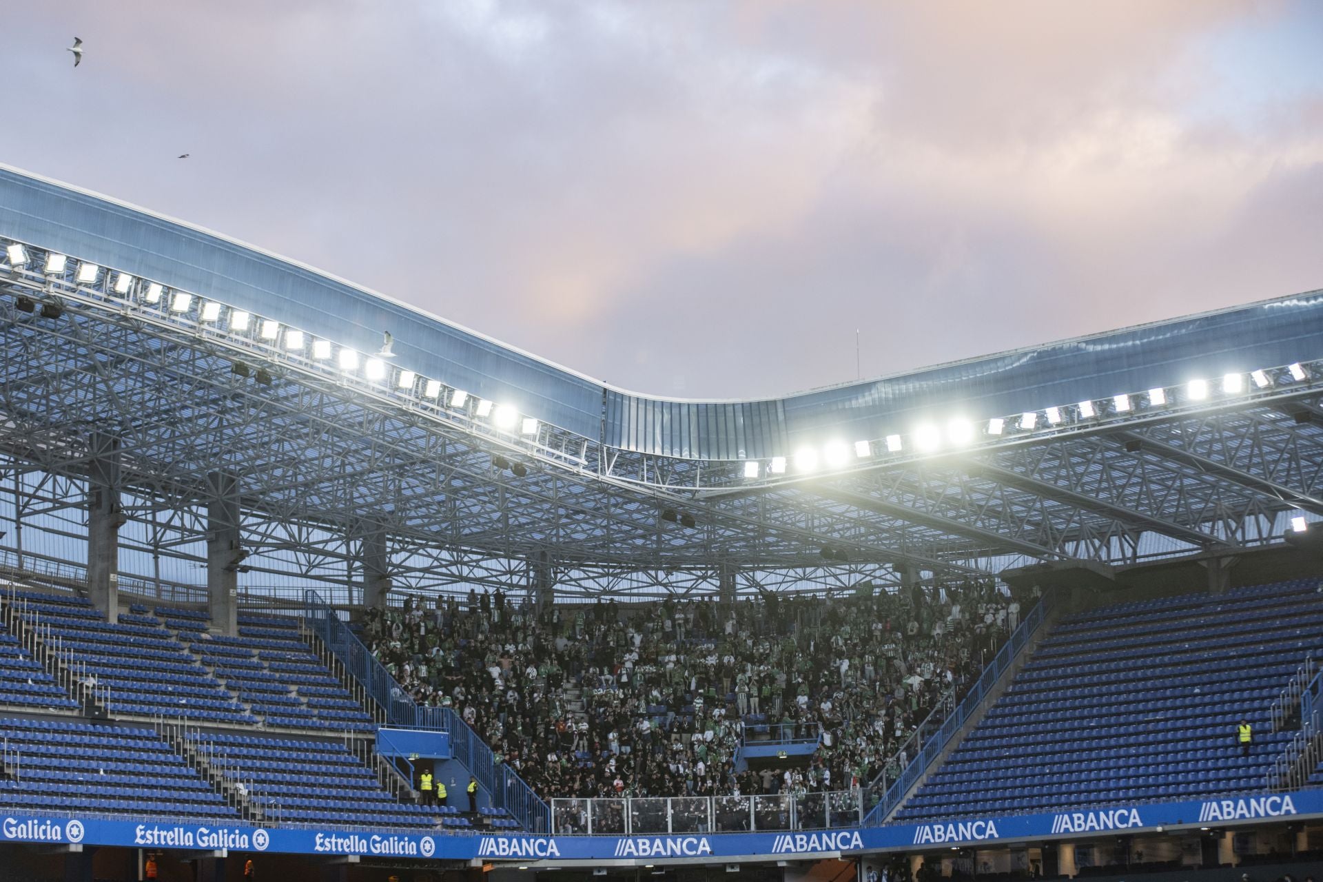 El fondo racinguista lució las mejores galas en un partido que se convirtió en la quinta victoria consecutiva.