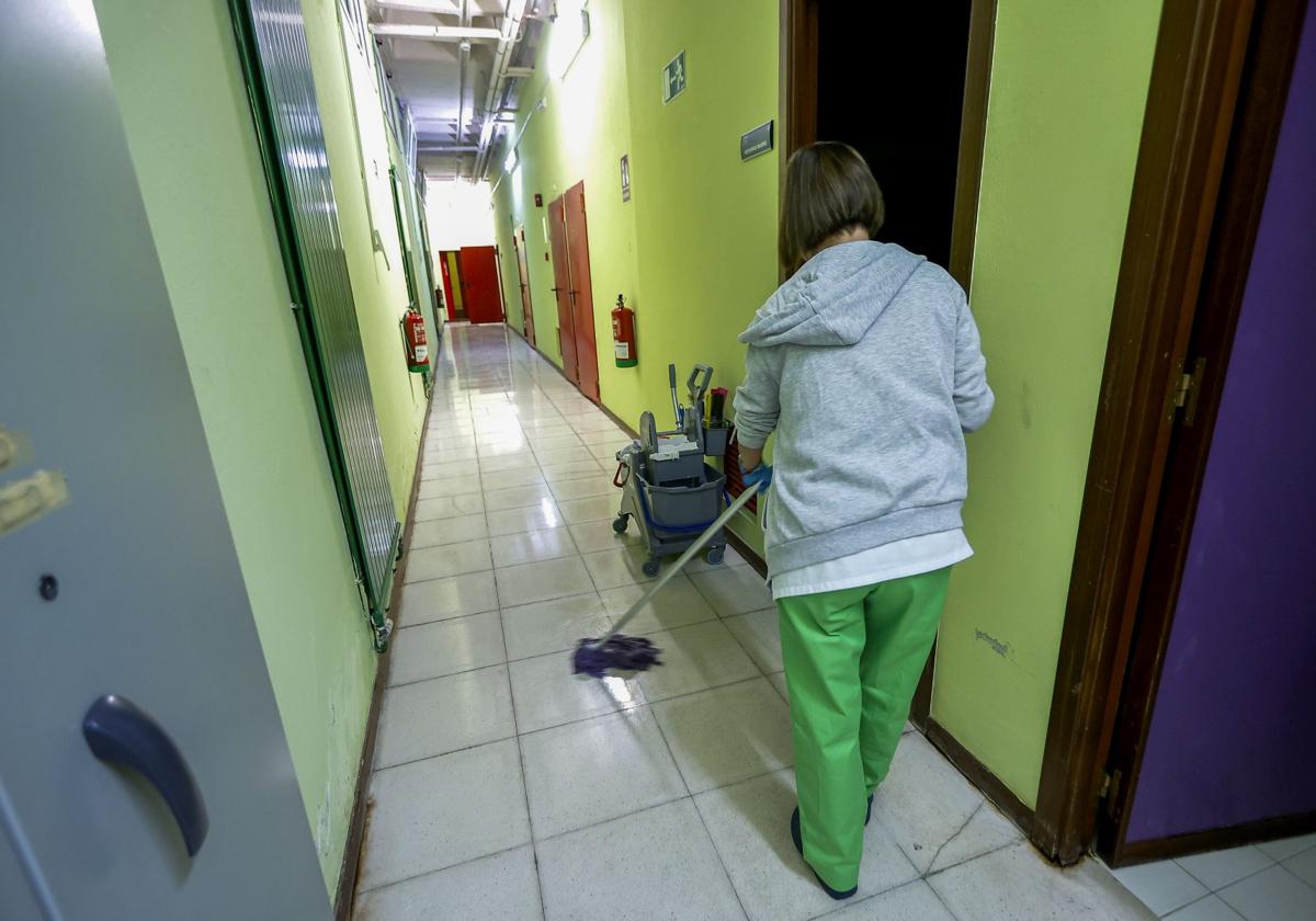 Una trabajadora limpia la planta baja del centro de salud una vez concluidos los trabajos para achicar el agua.