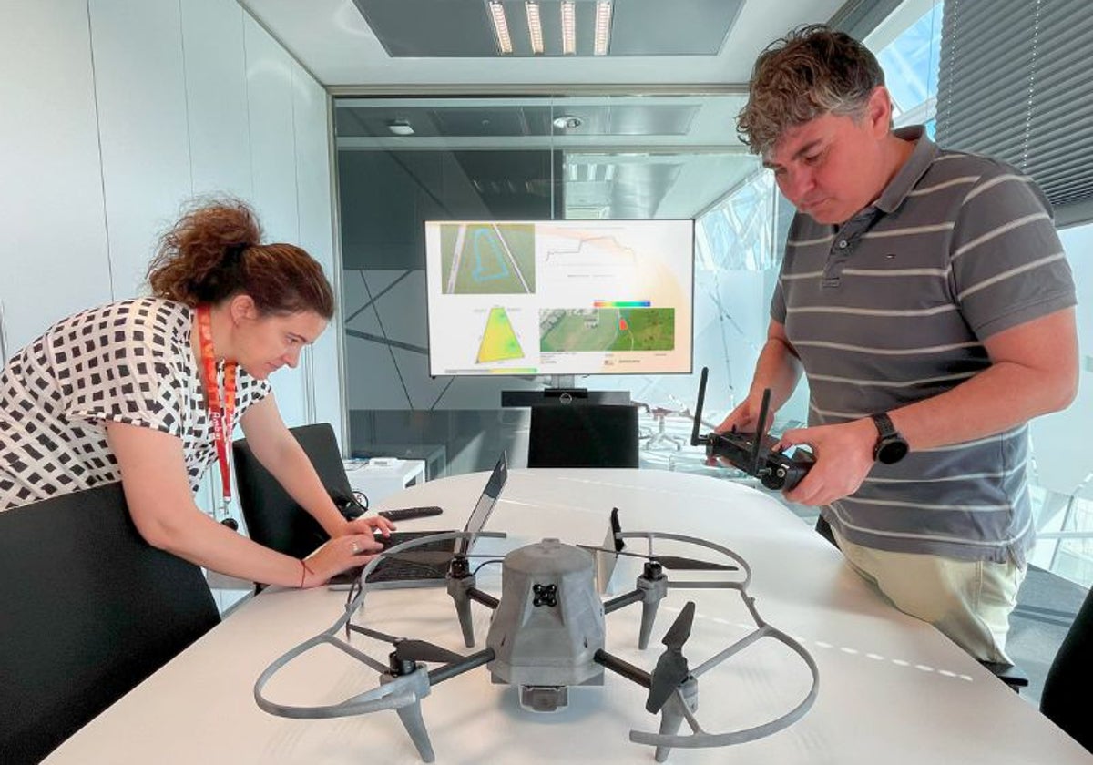 Parte del equipo de investigación trabaja con el prototipo del dron que están desarrollando.