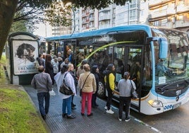 Acumulación de usuarios del TUS a primera hora de este lunes