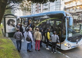 Acumulación de usuarios del TUS a primera hora de este lunes.