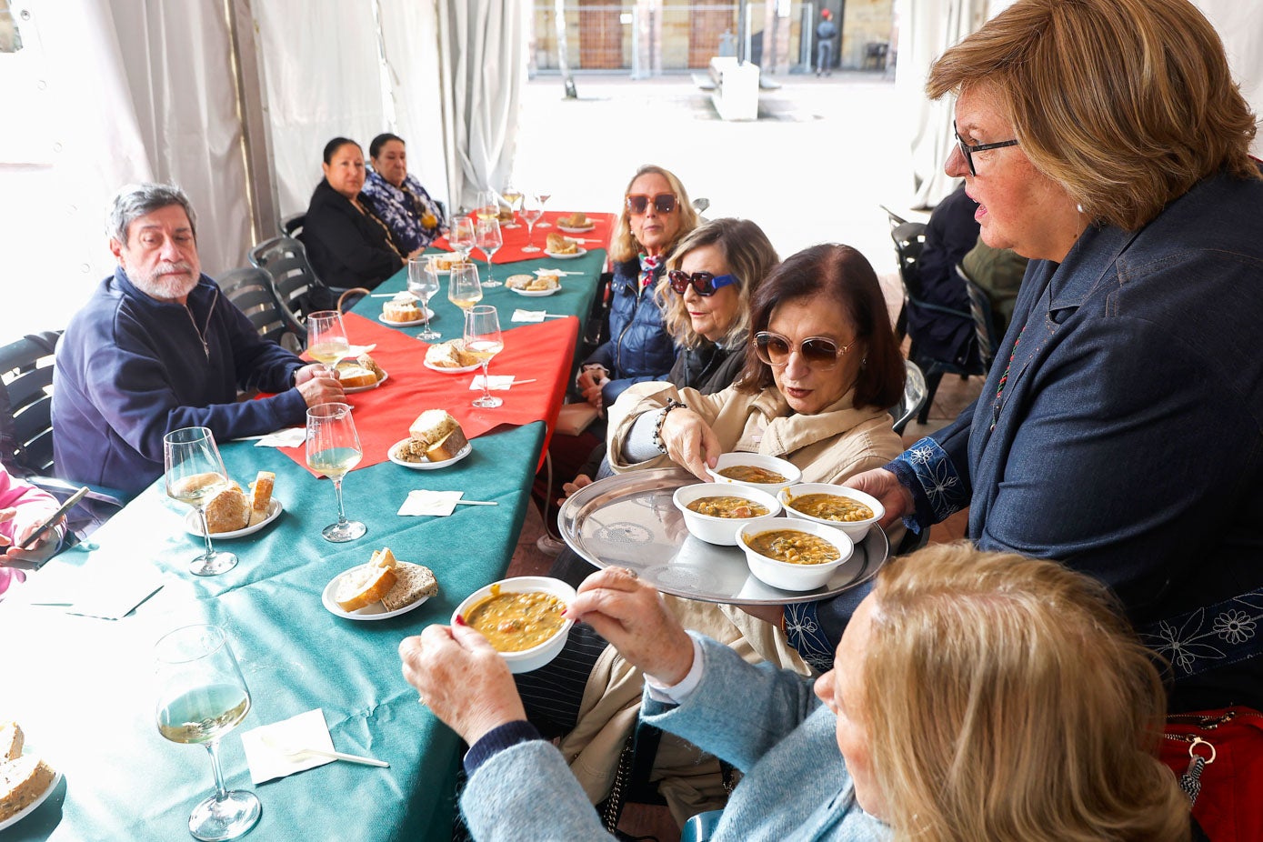 Muchos de los participantes han disfrutado de una segunda ración del puchero. 