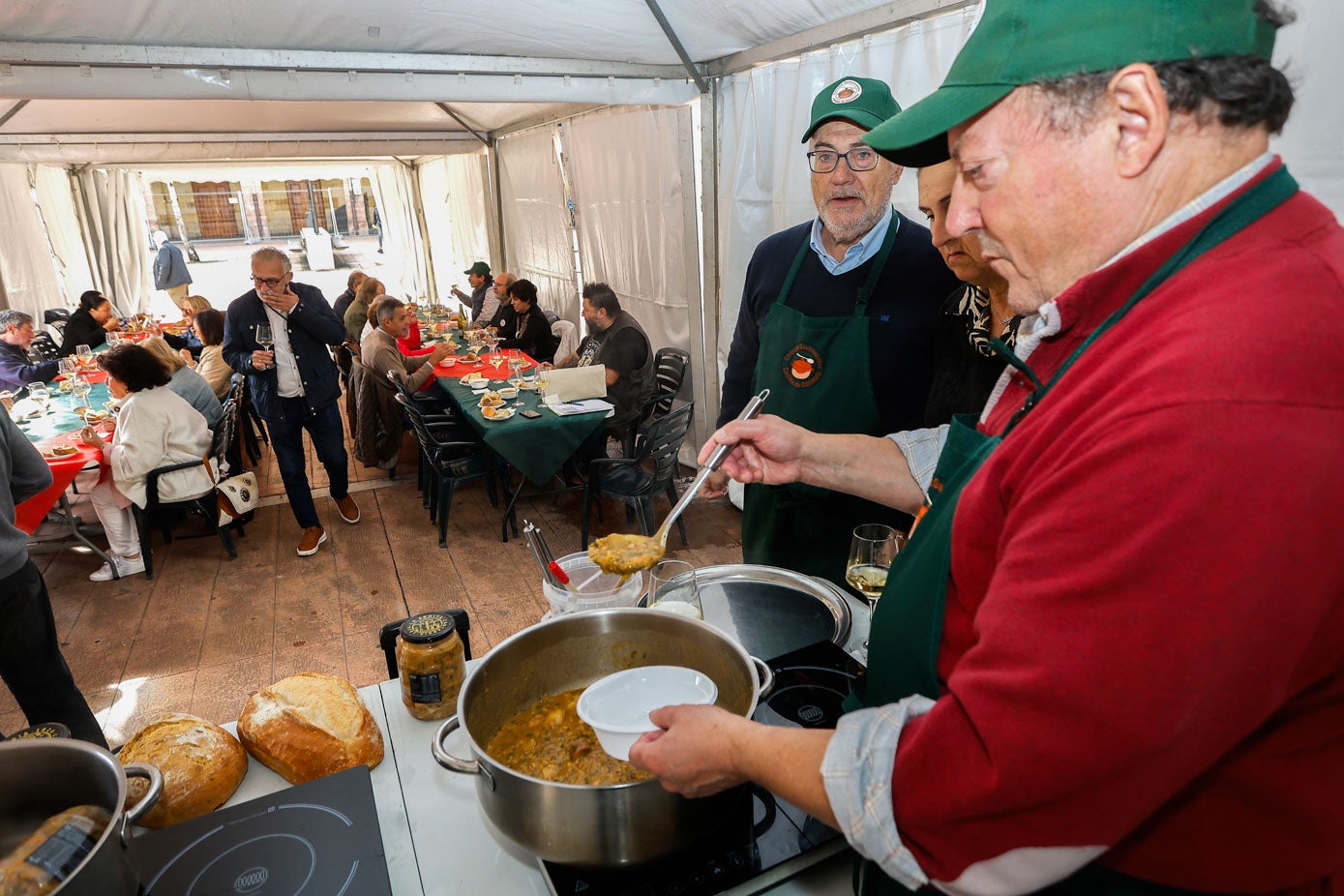 Las actividades del festival continuarán hasta el sábado, con la celebración de la Feria de Productos, desde las 09.30 en la plaza Baldomero Iglesias. 