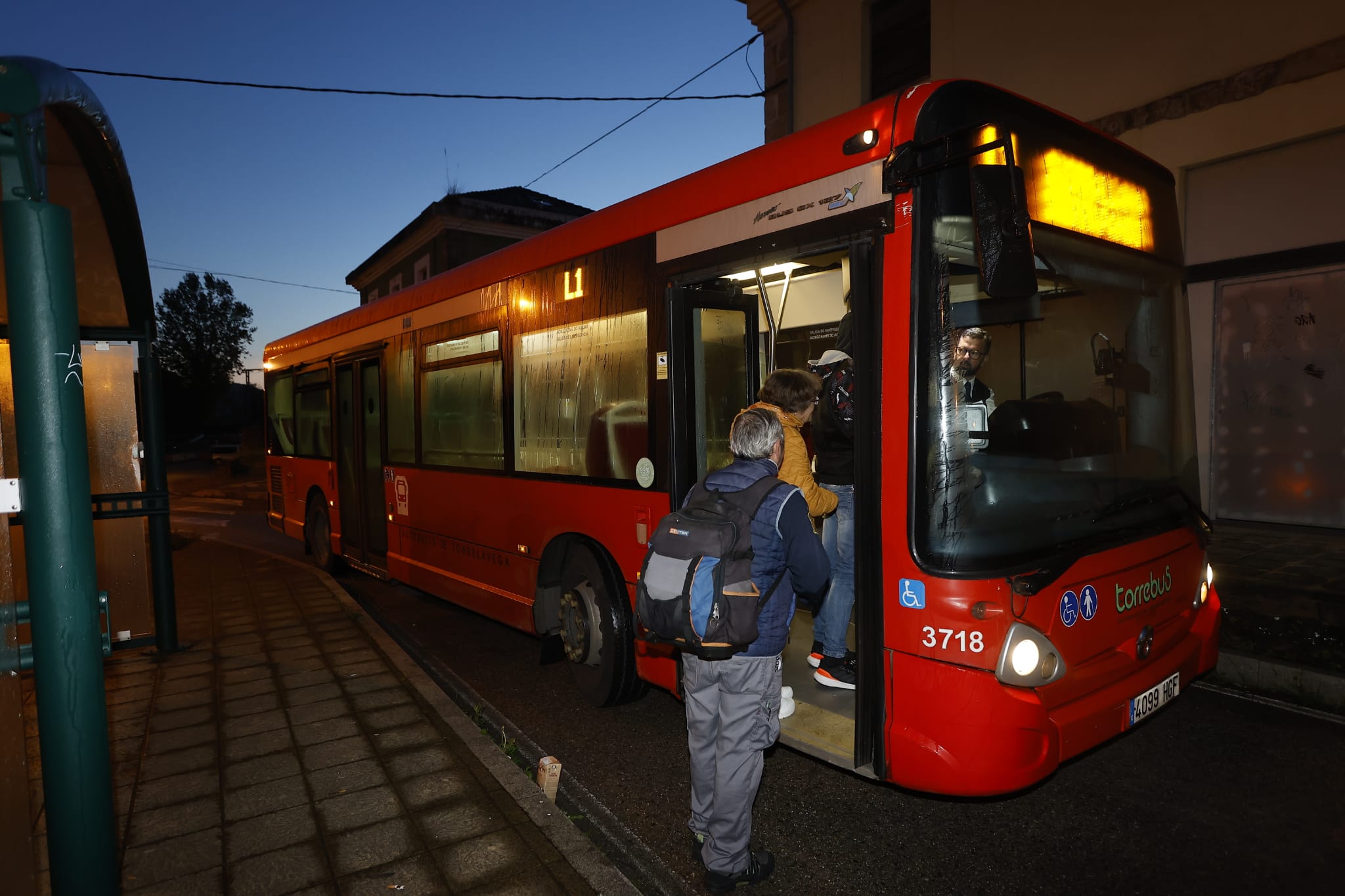 «Ya va más lleno que otras veces». El primer autobús de la mañana que recorre el centro en dirección al Hospital de Sierrallana se ha llenado de pasajeros muy rápido. Madrugón de más para muchos vecinos.