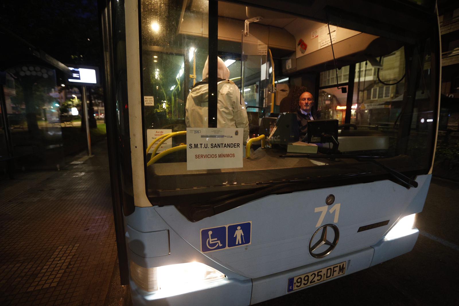 Uno de los conductores que se encuentra realizando los servicios mínimos durante este lunes asegura que el resto de sus compañeros se encuentran en las cocheras y que «se cumplirán con los servicios mínimos establecidos».