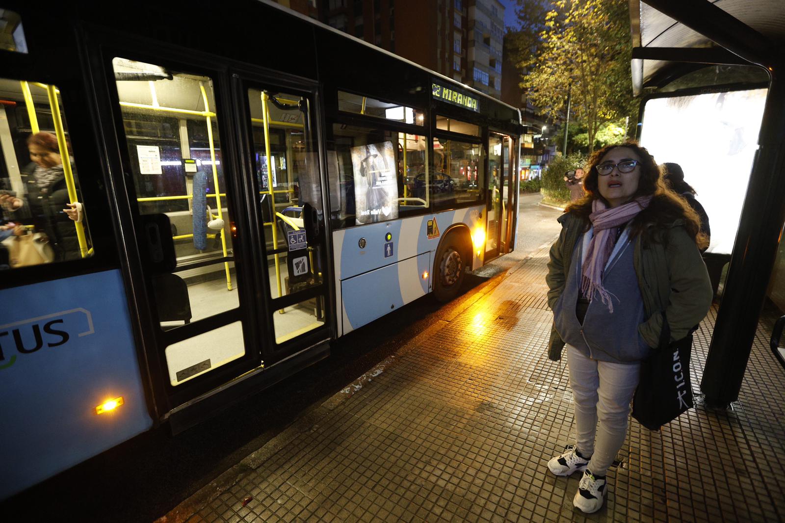 Lo que han hecho muchos usuarios es poner el despertador antes para no llegar tarde al trabajo. «He tenido que madrugar más de lo habitual para no llegar tarde», comentaba una usuaria del TUS.