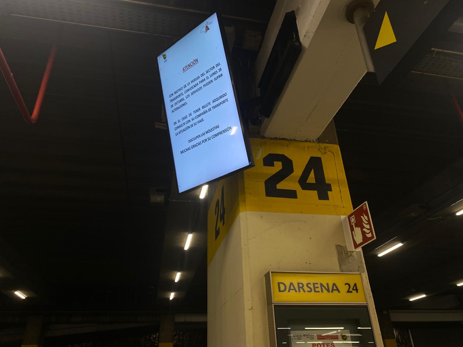 Cartel informativo en la estación de autobuses de Santander.