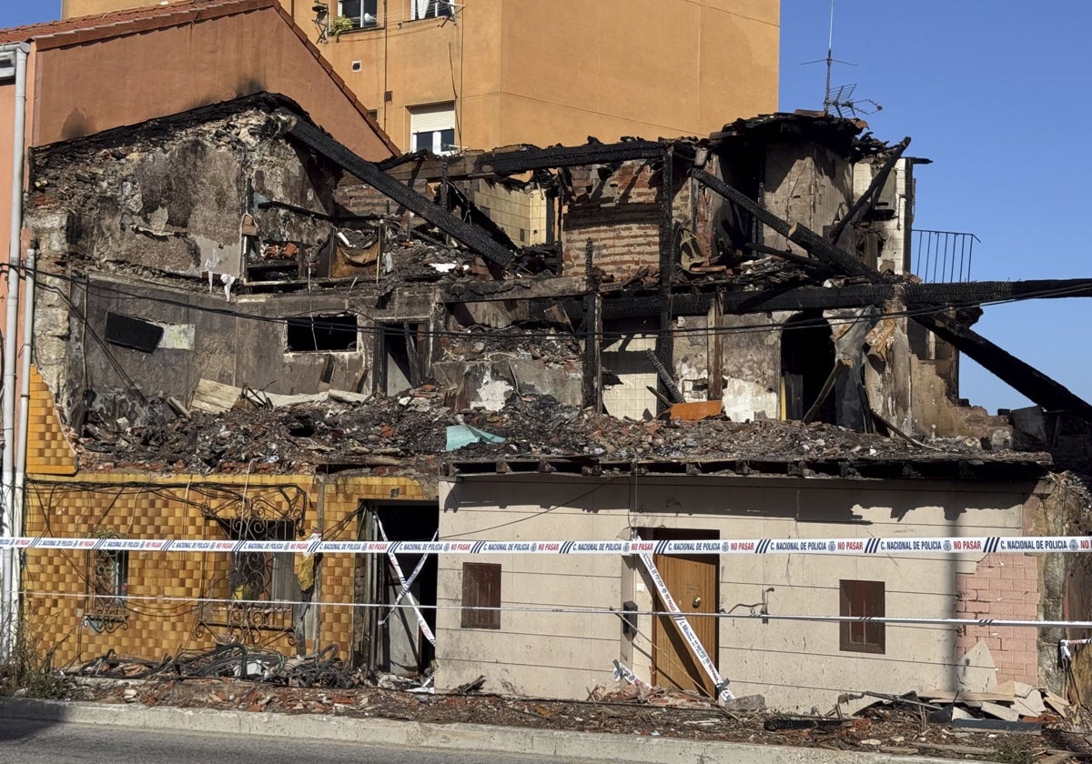 Precintado, la estampa de lo que queda en pie del edificio de La Albericia tras la explosión y el incendio del inmueble llama la atención de los que pasan por la zona.