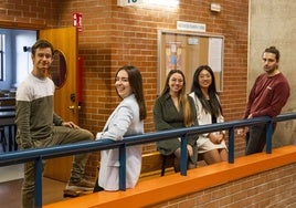 Marcos González, Marina Gutiérrez, Alba Ricondo, Raziel Brezo Fernández y Eduardo Suengas, en el edificio Interfacultativo