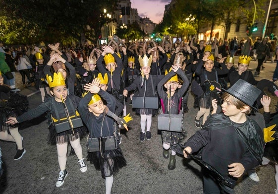 Las niñas de la escuela de baile Elisa Urbino encabezaron el desfile.