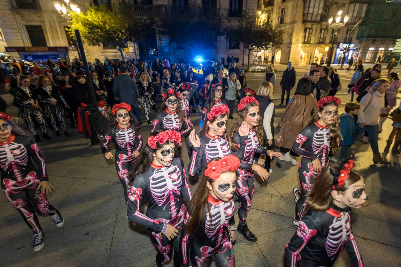 Las más mayores de la escuela de Raquel Puente bailaron disfrazadas de esqueleto.