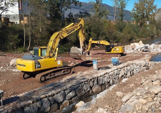 Máquinas trabajando en el entorno del cauce.