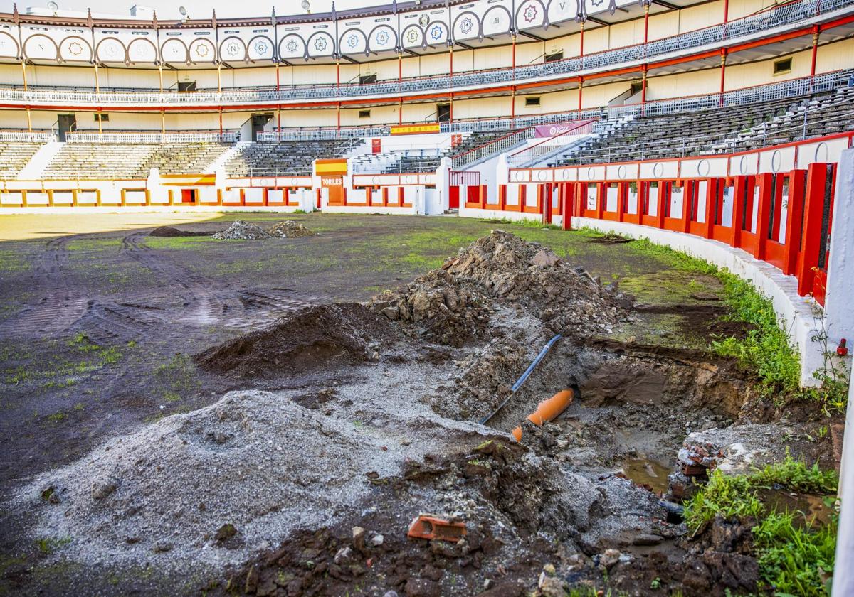 Las obras para adecuar el ruedo y el drenaje de la plaza de Cuatro Caminos comenzaron la semana pasada.