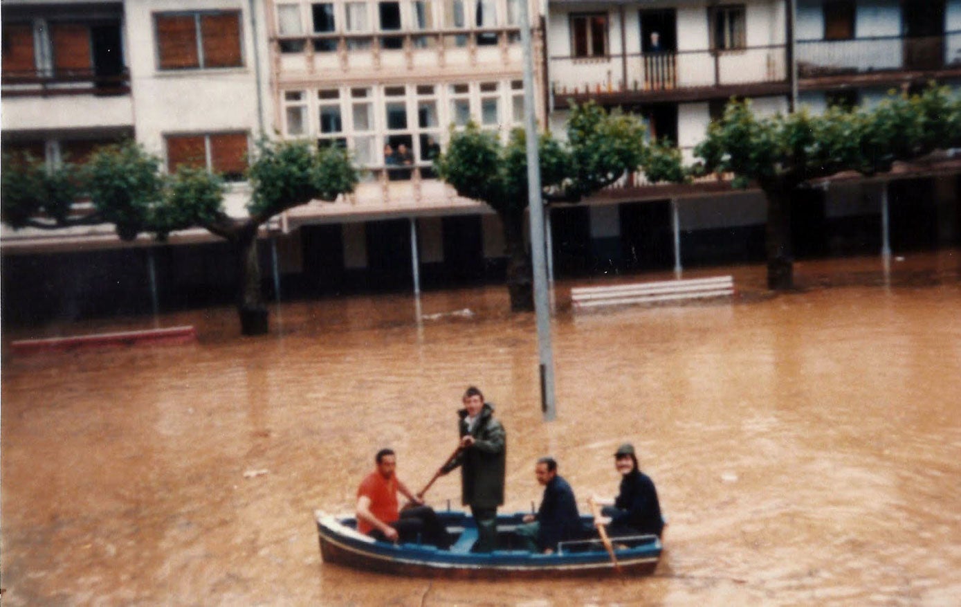 Imagen de las inundaciones del 7 de junio de 1978. Segundo, Mon Herrero, Felipe Martínez y Javier Herrero en barca por la Plaza Mayor.