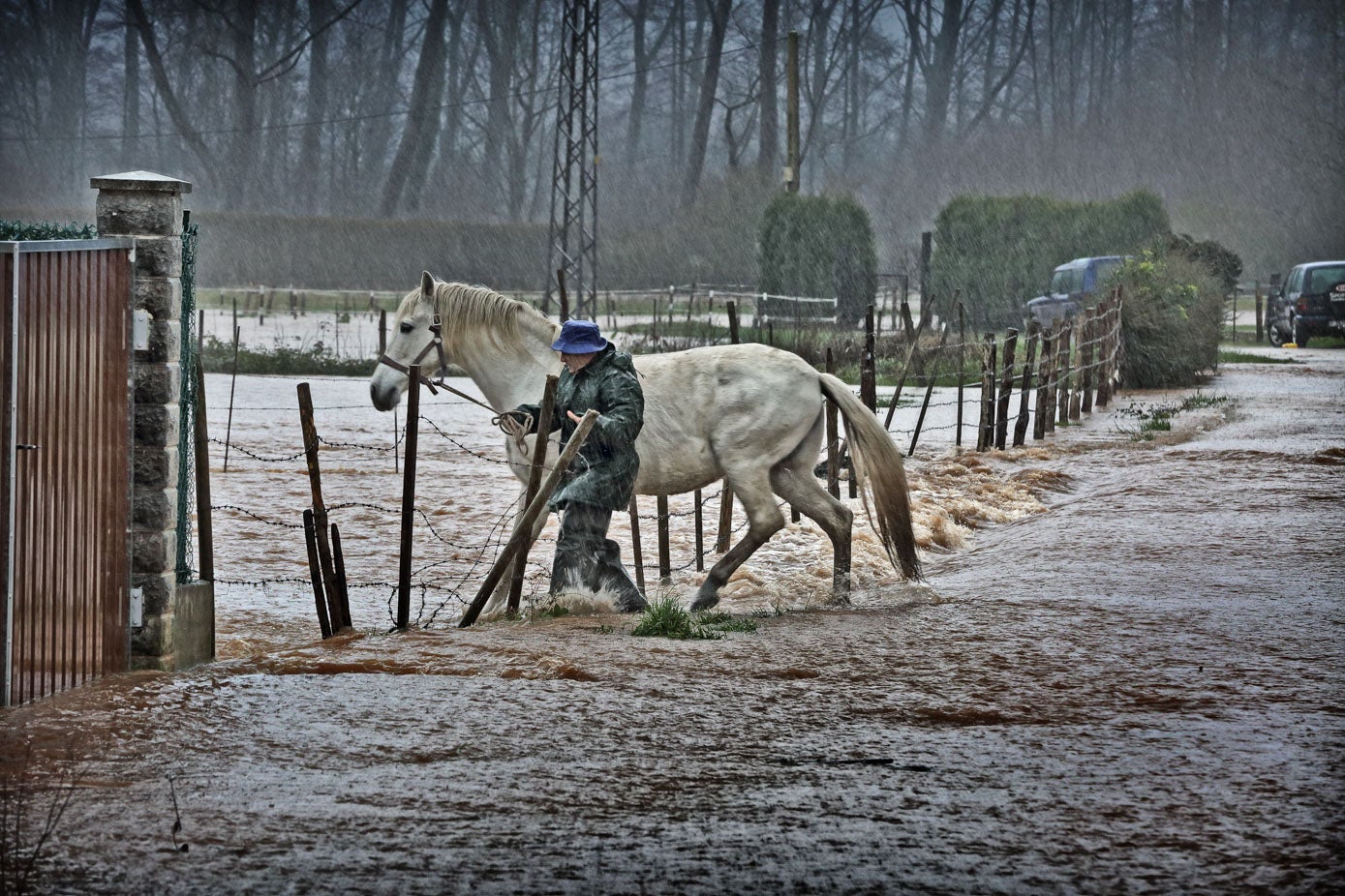 Un hombre protege a su caballo tras el desbordamiento del río en Ontoria, en 2015.