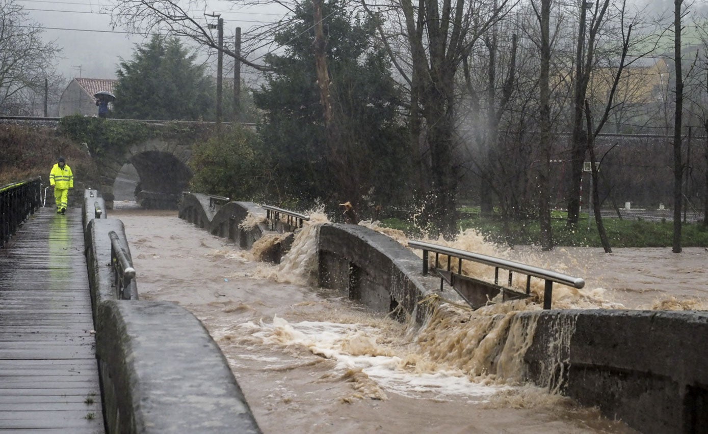 Inundaciones provocadas por el desbordamiento del río Besaya en el puente de Somahoz, en Los Corrales de Buelna.