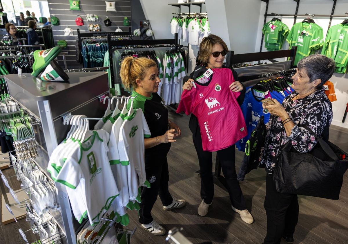 Toñi Cabrero, encargada de la tienda del club, atiende a unos clientes en la Tienda Oficial.