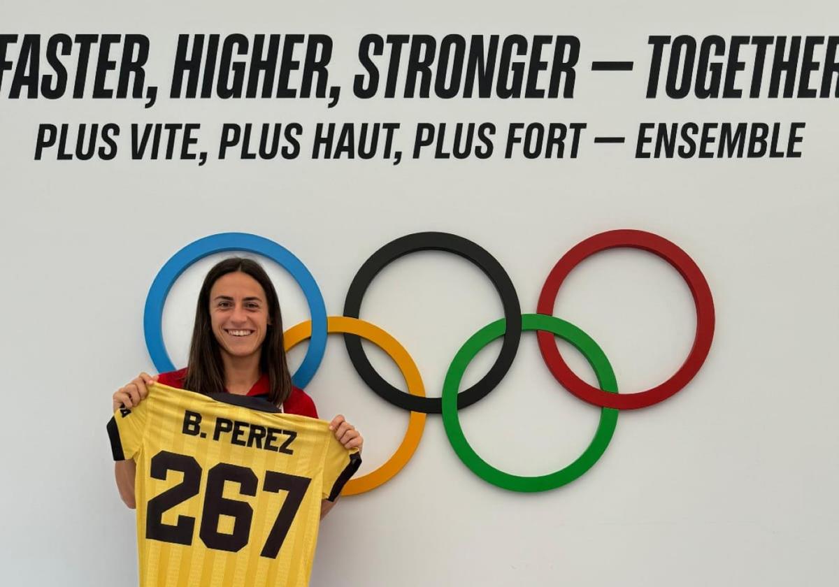 Beatriz Pérez, con una camiseta conmemorativa de sus 267 partidos con la selección española absoluta de hockey.