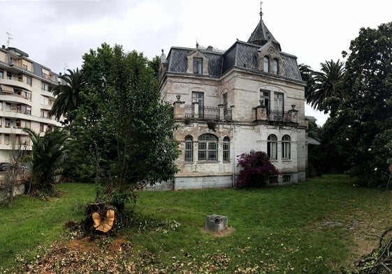 Fachada principal del palacete de Villa Luz, en Colindres.