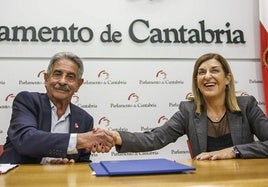 Revilla y Sáenz de Buruaga se dan la mano tras firmar su acuerdo para sacar adelante el próximo Presupuesto para Cantabria.