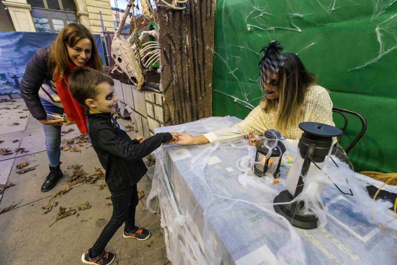 Al terminar el recorrido los niños se llevan un puñado de caramelos.