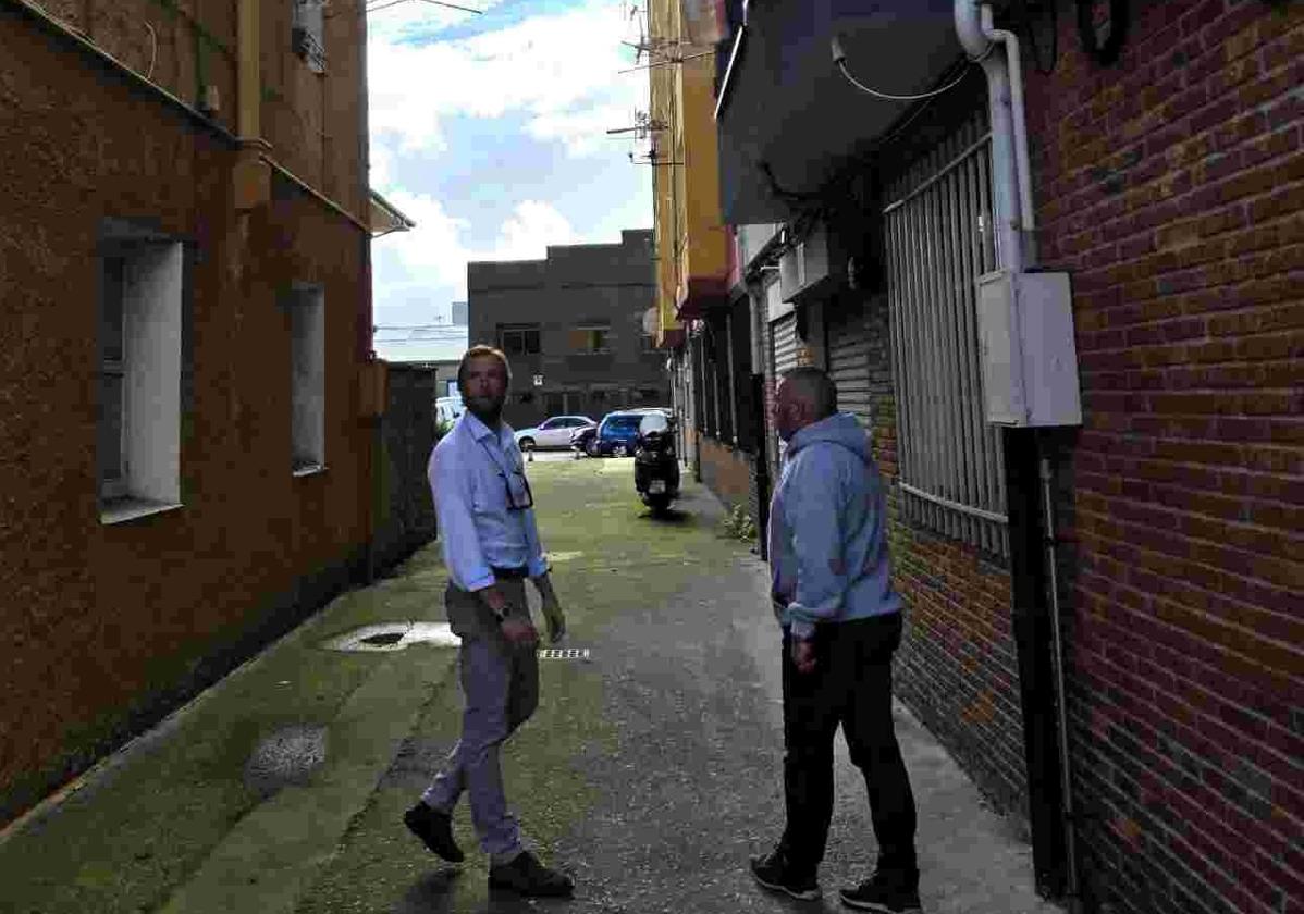 Felipe Piña en un recorrido por el barrio