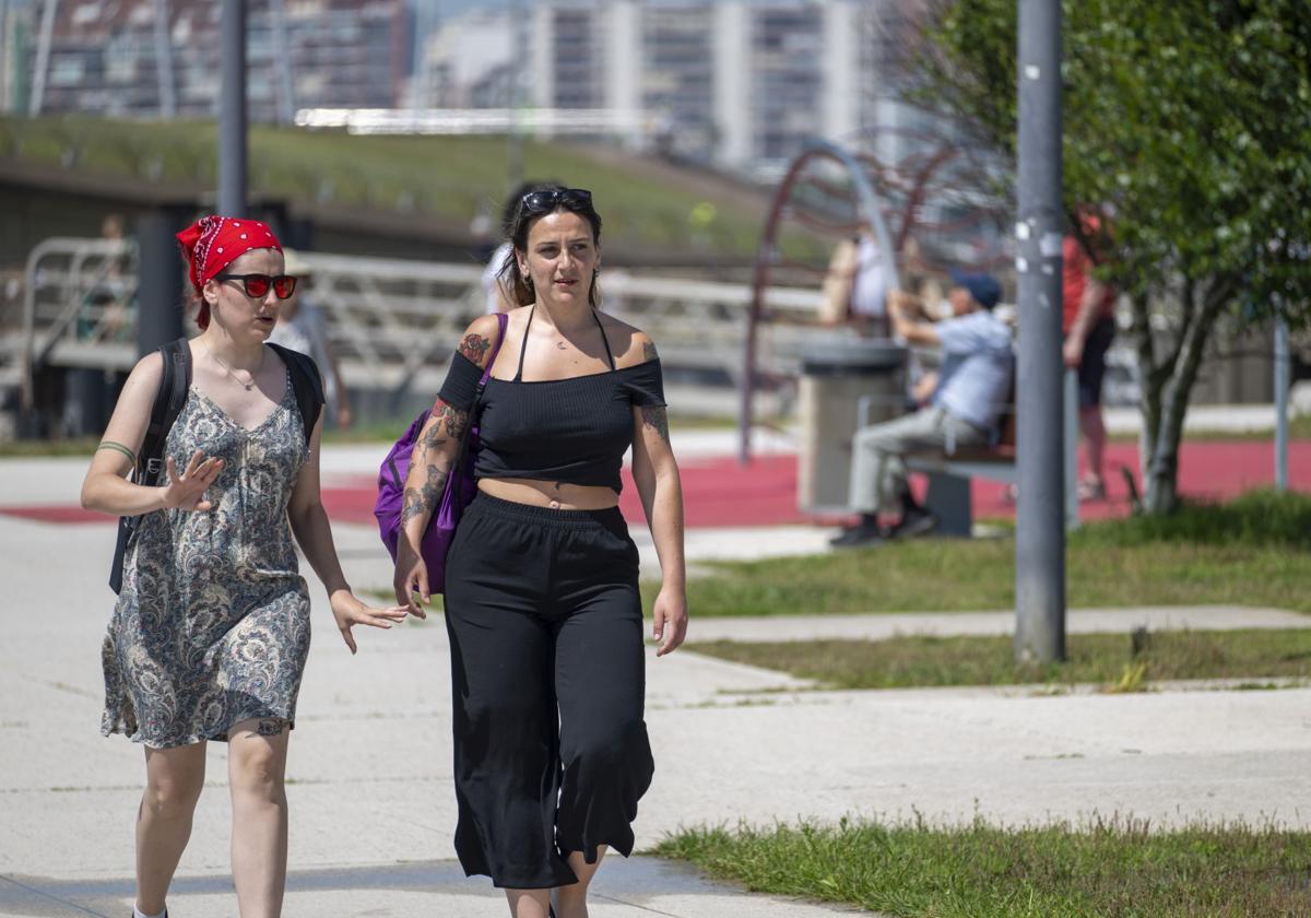 Jóvenes paseando por un parque.