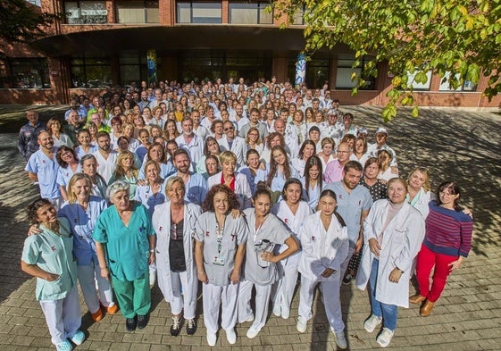 Profesionales del Hospital Sierrallana de Torrelavega posan para una foto de familia con motivo de la efeméride, ayer, frente a la entrada.