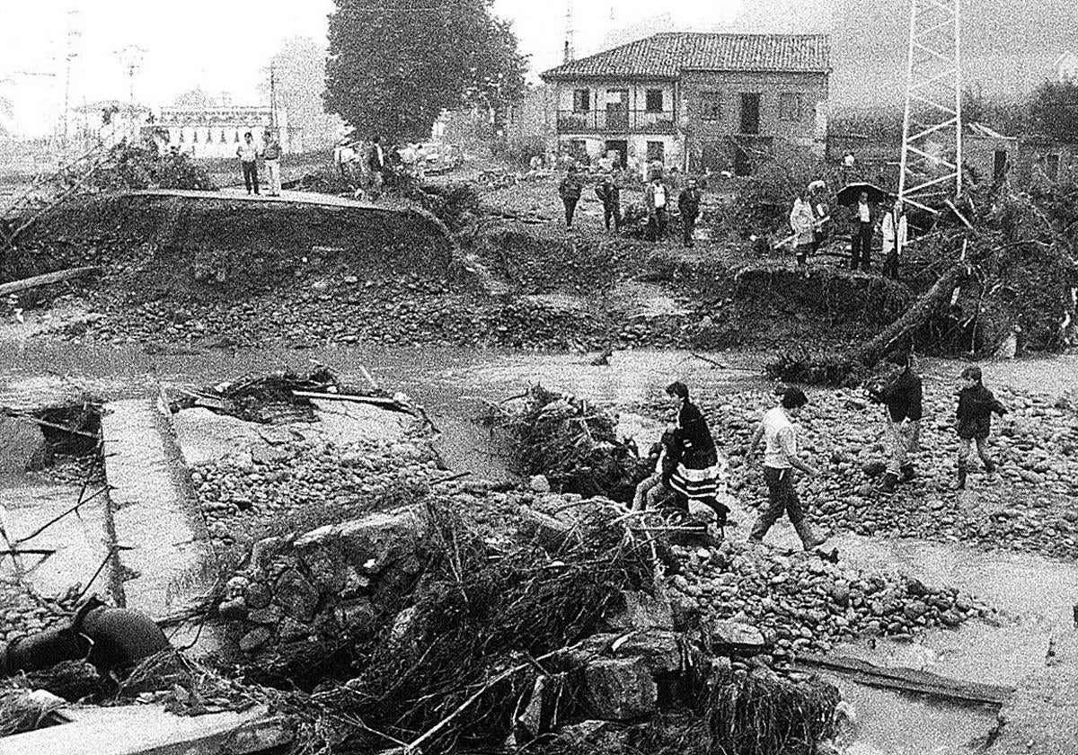 Renedo, 1983. Destrozos en las carreteras de Renedo de Piélagos tras las inundaciones del 25 y 26 de agosto por un episodio de gota fría.