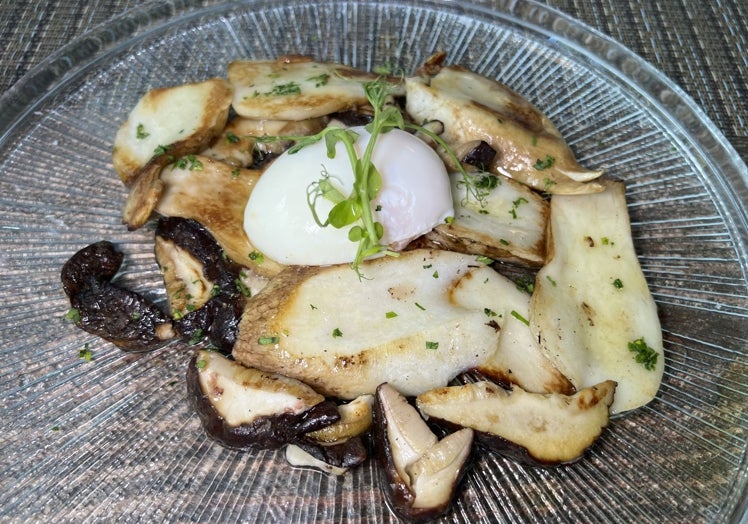 Boletus laminados a la plancha con un huevo poché y aceite de oliva y Torrija de sobao pasiego IGP.