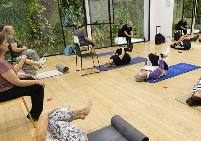 Clase de Pilates en el centro cívico de Tabacalera.