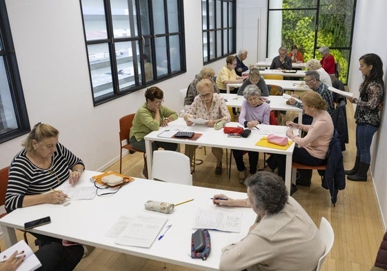 Ana Belén Rodríguez da clase de Memoria en el centro cívico de Tabacalera.