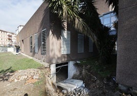 Un obrero camina junto a la zona del edificio sobre la que se está actuando