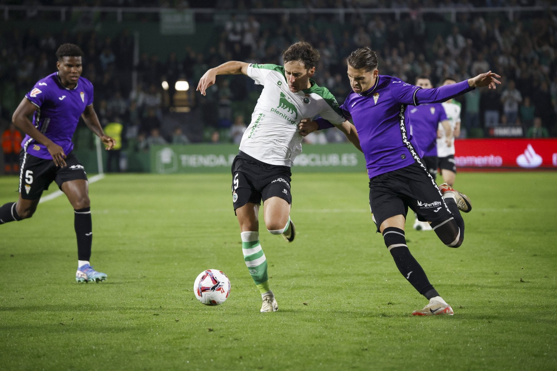 Marco Sangalli protege el balón de un rival en el partido frente al Córdoba.