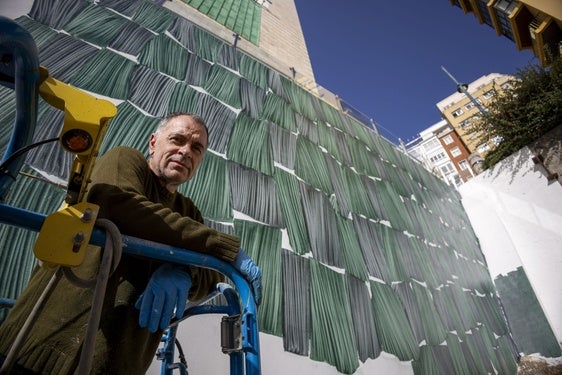 Verbis junto a las representativas «teselas» que está pintando sobre el muro de las nuevas escaleras mecánicas.