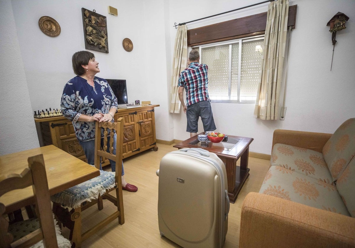 Una pareja en un piso turístico.