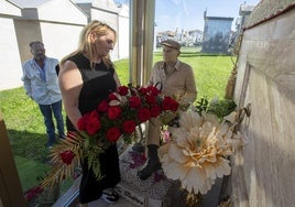 Carmen, hija del Tío Pedro, se dispone a colocar unas flores en el interior del panteón de la familia, junto a la figura de su padre fallecido.