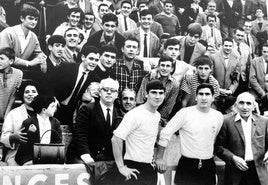 Juan Ramón (izquierda) y Paco Docal junto a varios aficionados en los Campos de Sport.