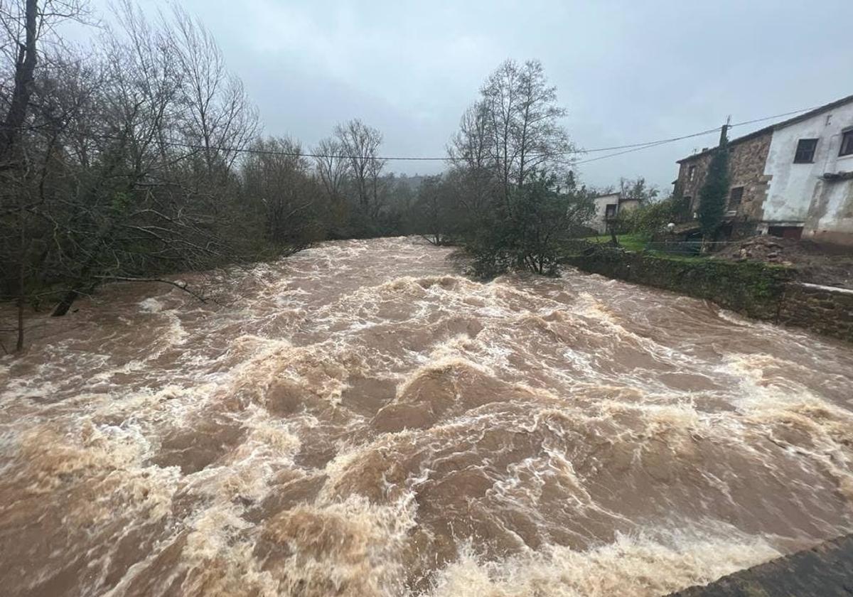 Imagen del río Miera a su paso por La Cavada, bajando con gran fuerza y un caudal en aumento tras los efectos de la borrasca 'Gerard', en 2023.