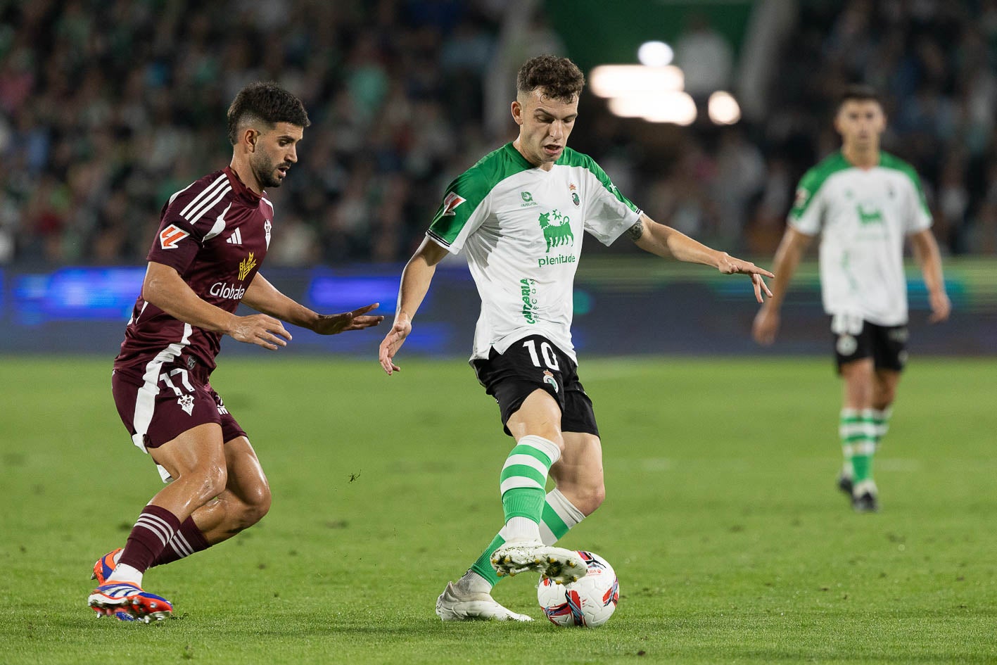 Íñigo Vicente controla el balón ante la oposición de un rival. 