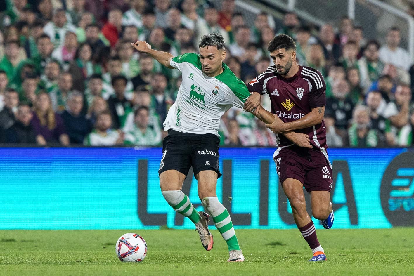 Arana protege el balón ante el acoso de un rival. 