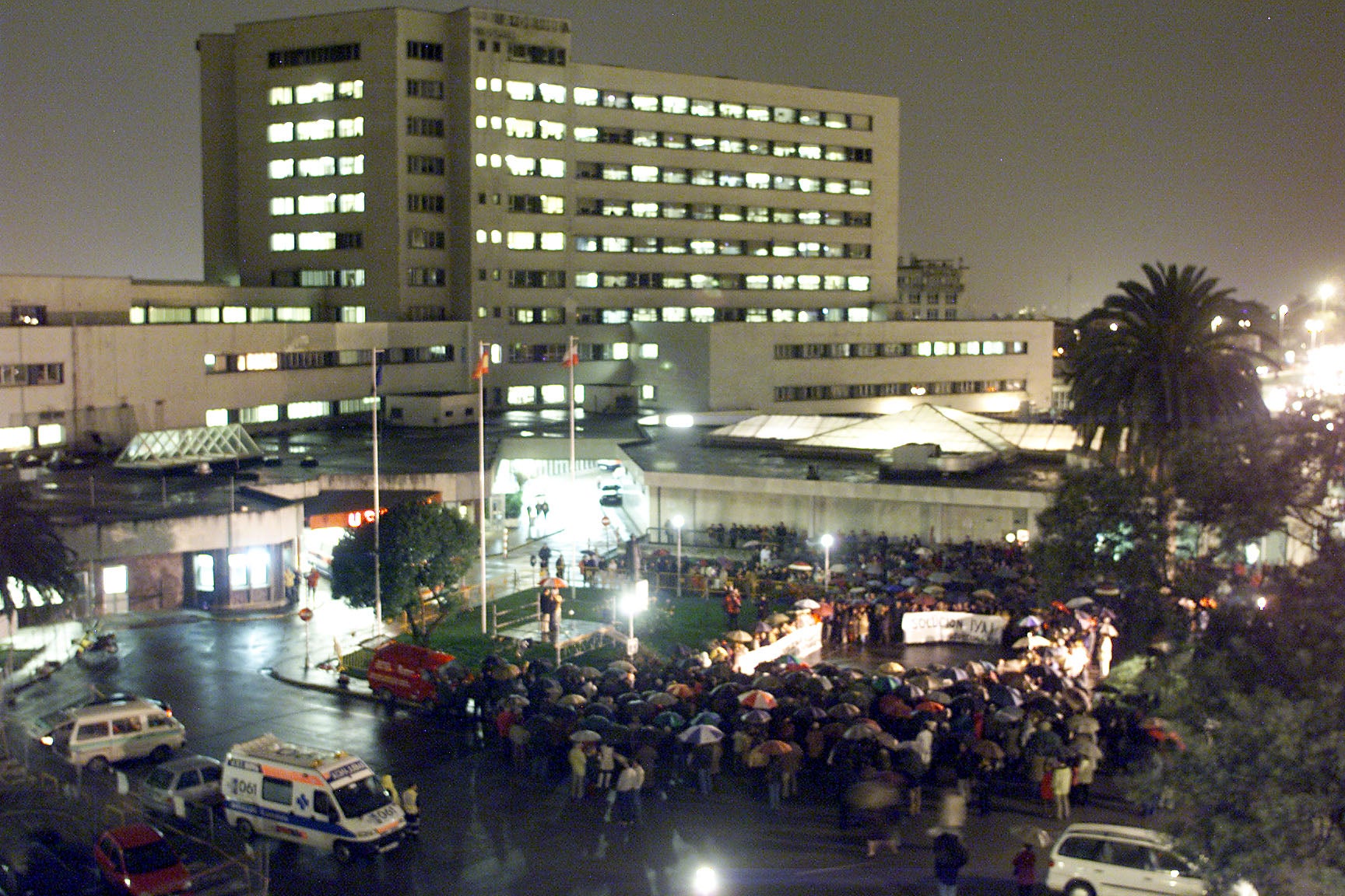 Imagen de una concentración de trabajadores del hosital cuando se cumplió el primer aniversario del derrumbe. 