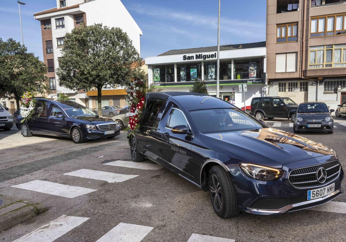 Los dos coches fúnebres saliendo hacia el cementerio de Ciriego.