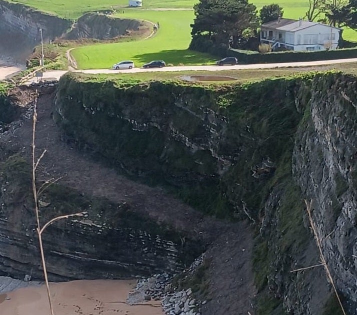 Indignación en Ribamontán al Mar porque Costas ha dejado sin acceso la playa de Langre