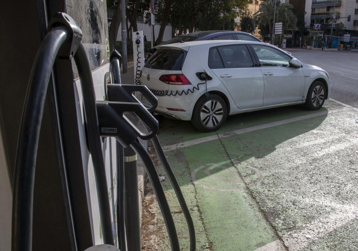 El número de puntos de carga públicos para vehículos eléctricos aumenta de forma progresiva en toda España.