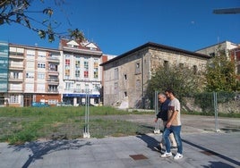 Parcela libre junto al Palacio de Chiloeches de Santoña, que se pretende adquirir.