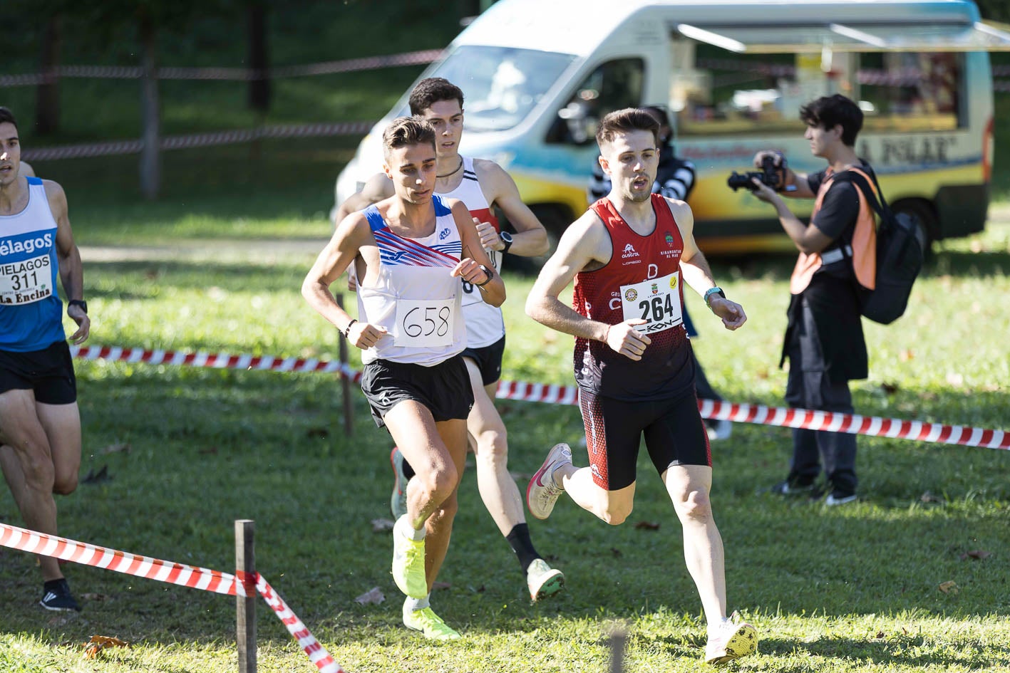 Jorge Ruiz (264) lidera a un grupo de atletas.